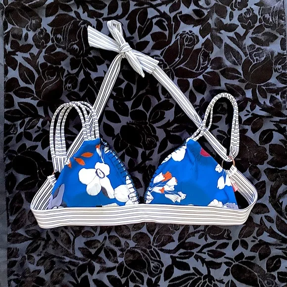 4/$25 NWT--Women's Red Carter Blue and White Floral Lola Top S - Picture 1 of 9